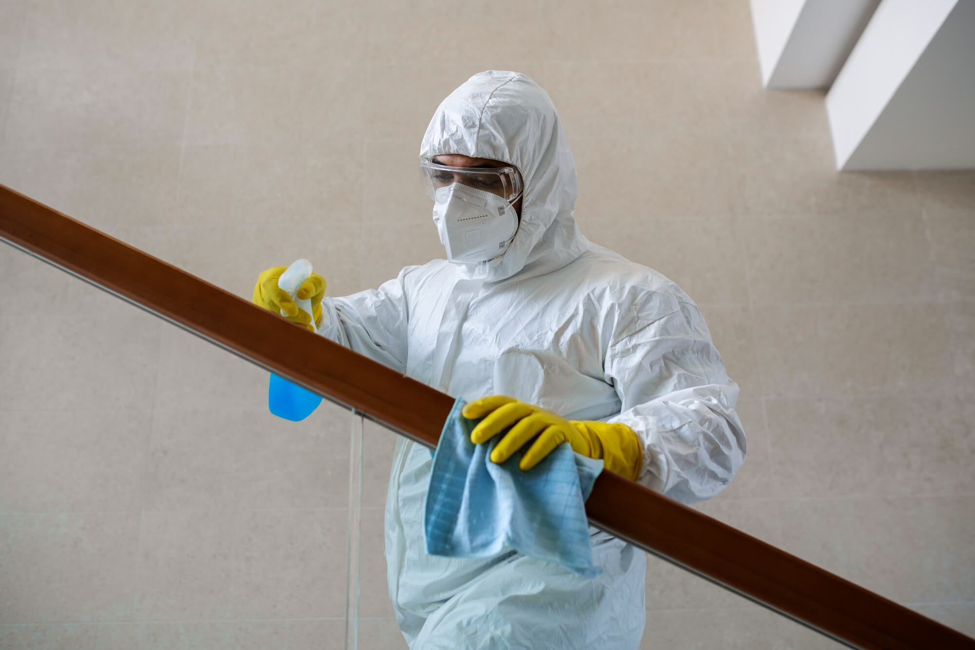 Specialist tijdens een professionele dieptereiniging