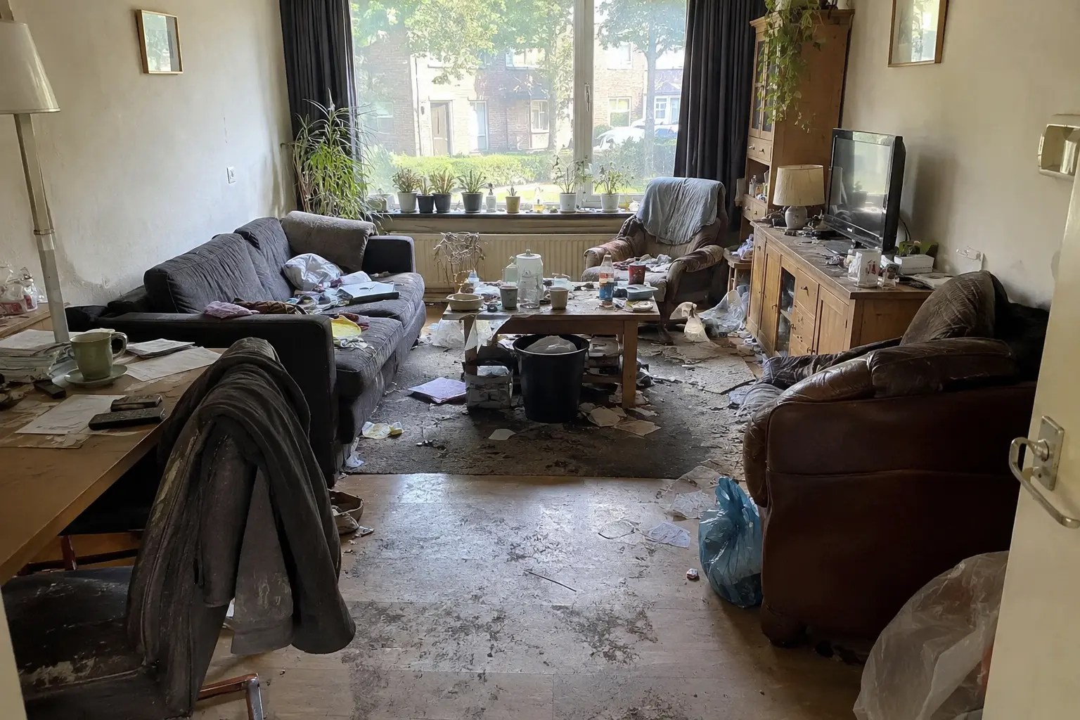 Illustratieve situatie van een ernstig vervuilde woonkamer voor reiniging