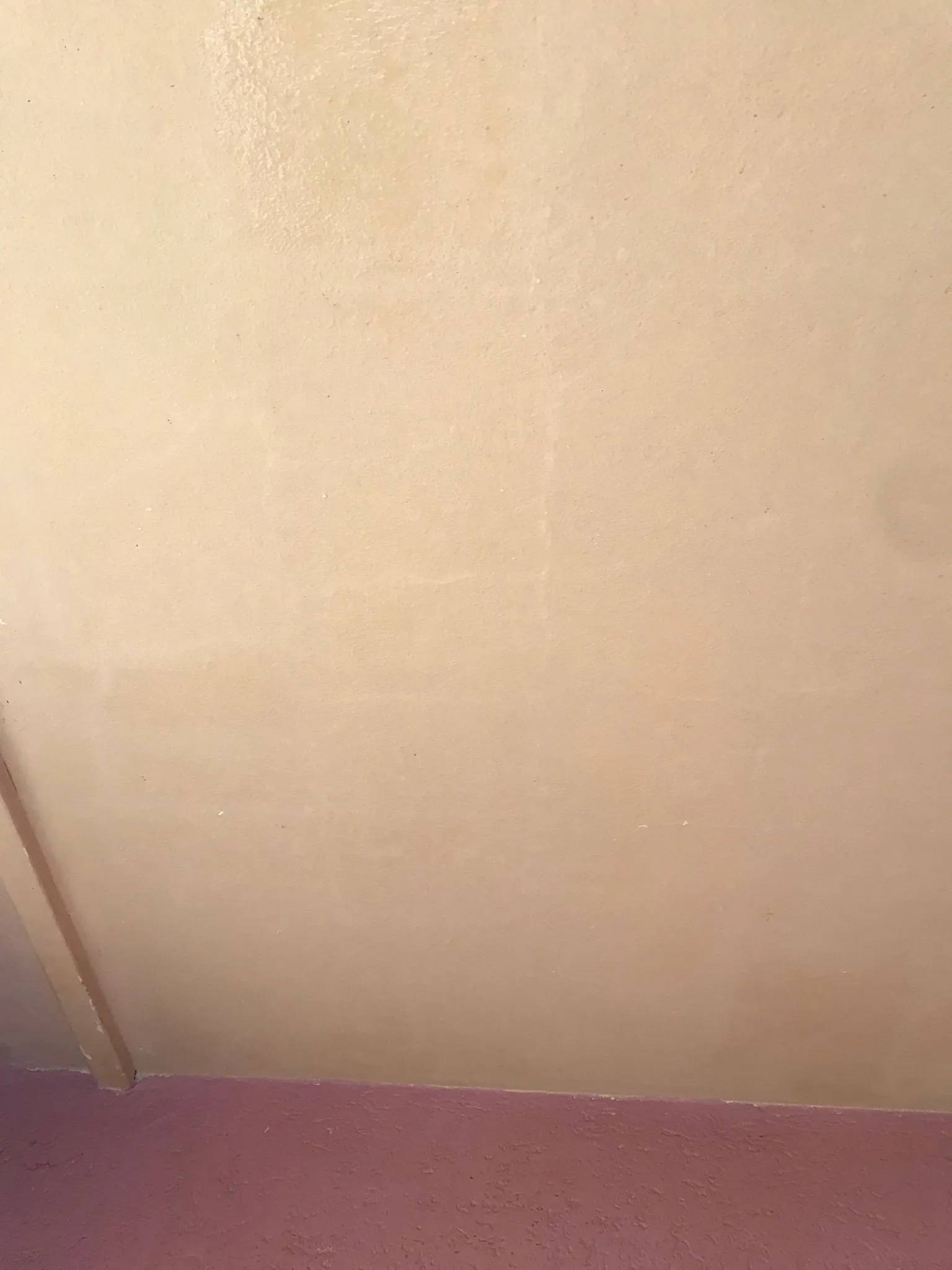 Wanden en plafond na het verwijderen van nicotineaanslag
