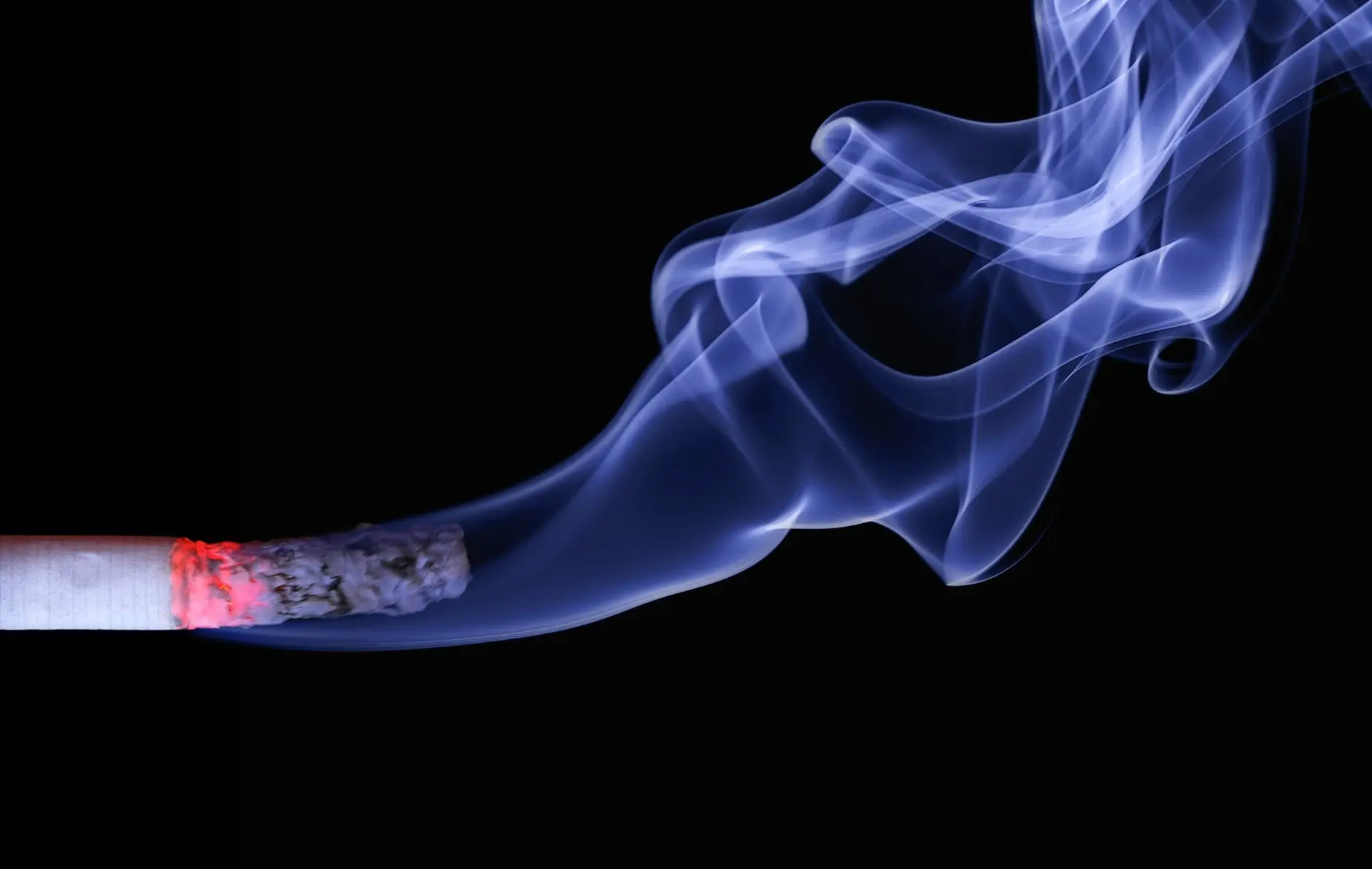Rook en nicotine als oorzaak van aanslag en rooklucht